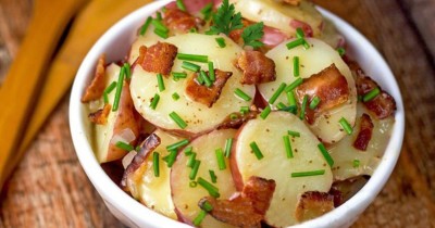 Картофельный салат с беконом луком и сельдереем