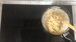 Паста карбонара с беконом и сливками классическая Паста карбонара с беконом и сливками классическая