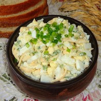 Салат из сыра и яиц с чесноком