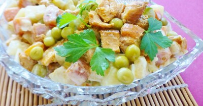 Оливье с красной рыбой, кабачками и домашним майонезом