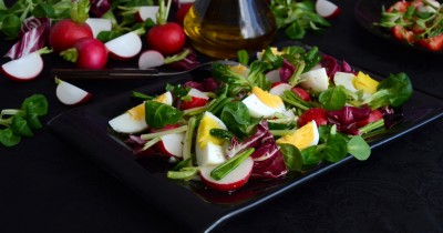 Весенний салат с редисом и черемшой