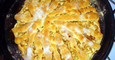Песочный ореховый пирог с орехами изюмом и яблоками