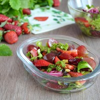 Фруктовый салат с клубникой и виноградом