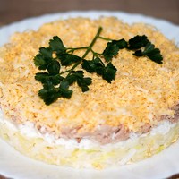 Слоеный салат с печенью трески, твердым сыром и картошкой