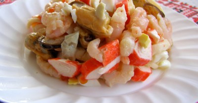 Салат из кальмаров креветок мидий икры