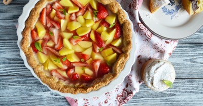 Песочный пирог с желе фруктами и ягодами
