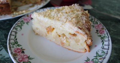 Яблочный пирог со сметаной в духовке с изюмом
