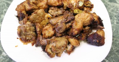 Жареное маринованное мясо на сковороде