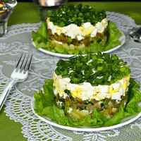 Слоеный салат с солеными горькушками
