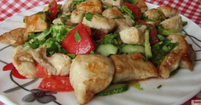 Легкий салат с сырыми овощами и курицей