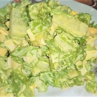 Зеленый весенний салат с зеленью и яйцом