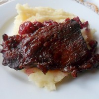Мясо с соком вишни и ягодой в духовке