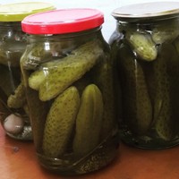 Маринованные огурцы в банках с гвоздикой
