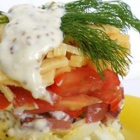 Салат с ветчиной огурцами и сыром