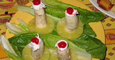 Салат детский на день рождения Бананы-свечи