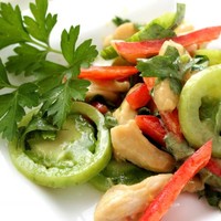 Салат из зеленых помидоров с курицей и болгарским перцем