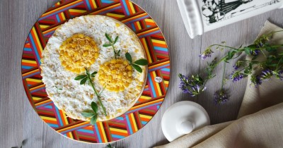 Салат Одуванчик с кукурузой и яйцами