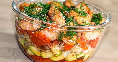Слоеный салат с красной рыбой помидорами сухариками