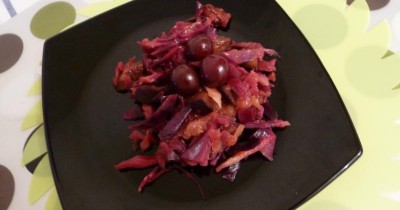 Сливово-вишневый салат из синей капусты без соли