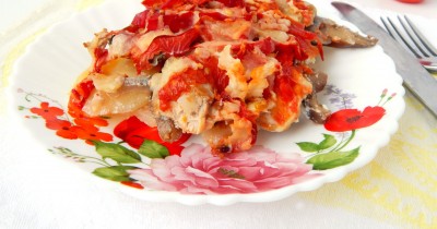 Запеканка из куриного филе с картошкой, грибами и сыром