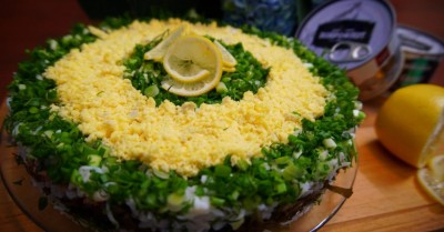 Салат с морской капустой, консервами рыбными сайрой и рисом