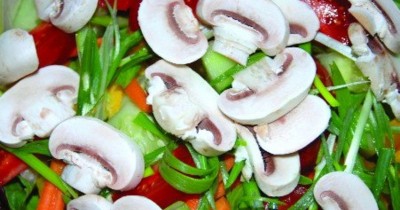 Салат с сырыми грибами шампиньонами по-парижски