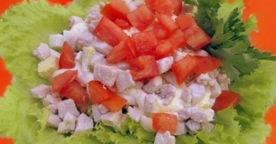 Салат с растительным маслом, курицей и помидорами