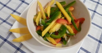 Салат с манго и луком