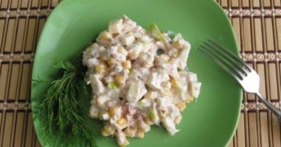 Салат из тунца консервированного.яблок и кукурузы