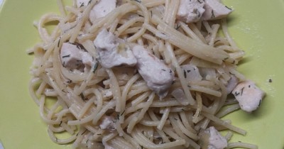 Спагетти с куриным филе в сметанном соусе в мультиварке
