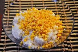 Салат крабовые палочки с рисом и кукурузой Салат крабовые палочки с рисом и кукурузой