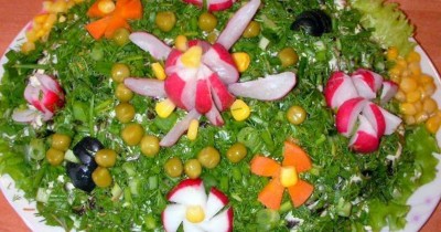 Салат с копченой грудкой огурцами редисом черносливом