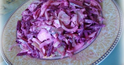Салат нежный из селедки и свеклы с йогуртом