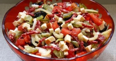 Салат с копченой колбасой огурцом и сыром