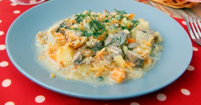 Куриные сердечки в сметане на сковороде