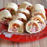 Рулет из лаваша с семгой плавленным сыром огурцом и зеленью