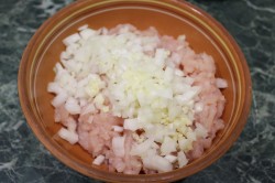 куриные котлетки с овсянкой. kotlety iz kurinogo farsha s ovsyanymi. куриные котлетки с овсянкой фото. куриные котлетки с овсянкой-kotlety iz kurinogo farsha s ovsyanymi. картинка куриные котлетки с овсянкой. картинка kotlety iz kurinogo farsha s ovsyanymi. Хочется разнообразить домашнее меню? Куриные котлеты с овсянкой станут вкусным обедом или ужином. Добавление злаковых в фарш придает ему особый вкус и потрясающую нежность. Кушанье готовится просто, а результат радует изысканностью и гармонией.