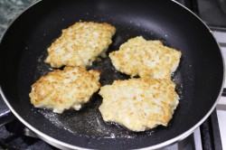 куриные котлетки с овсянкой. kotlety iz kurinogo farsha s ovsyanymi. куриные котлетки с овсянкой фото. куриные котлетки с овсянкой-kotlety iz kurinogo farsha s ovsyanymi. картинка куриные котлетки с овсянкой. картинка kotlety iz kurinogo farsha s ovsyanymi. Хочется разнообразить домашнее меню? Куриные котлеты с овсянкой станут вкусным обедом или ужином. Добавление злаковых в фарш придает ему особый вкус и потрясающую нежность. Кушанье готовится просто, а результат радует изысканностью и гармонией.