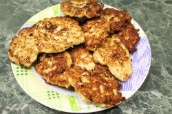 куриные котлетки с овсянкой. kotlety iz kurinogo farsha s ovsyanymi. куриные котлетки с овсянкой фото. куриные котлетки с овсянкой-kotlety iz kurinogo farsha s ovsyanymi. картинка куриные котлетки с овсянкой. картинка kotlety iz kurinogo farsha s ovsyanymi. Хочется разнообразить домашнее меню? Куриные котлеты с овсянкой станут вкусным обедом или ужином. Добавление злаковых в фарш придает ему особый вкус и потрясающую нежность. Кушанье готовится просто, а результат радует изысканностью и гармонией.