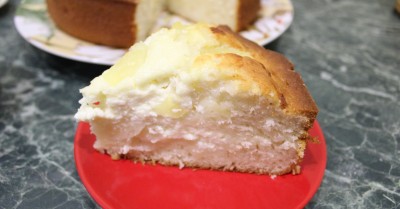 Пирог с начинкой из творога и ананасов