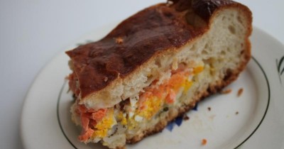Пирог с начинкой из семги, риса и яиц из дрожжевого теста