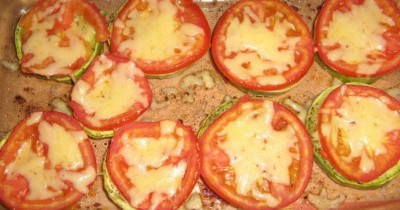 Кабачки с помидорами в духовке под сыром