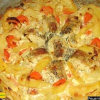 Щука с картошкой в духовке со сметаной