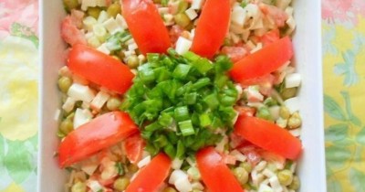 Салат крабовый с помидорами и зеленым горошком