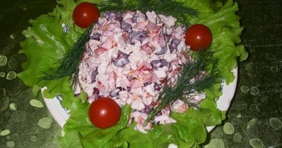 Салат красный болгарский перец с крабовыми палочками и сыром
