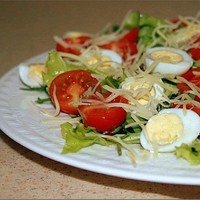 Салат с рукколой и помидорами и перепелиными яйцами