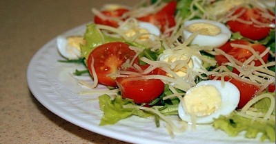 Салат с рукколой и помидорами и перепелиными яйцами