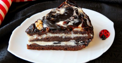 Черемуховый торт на кефире со сметанным кремом и черносливом