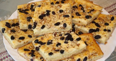 Творожный пирог с изюмом и орехами