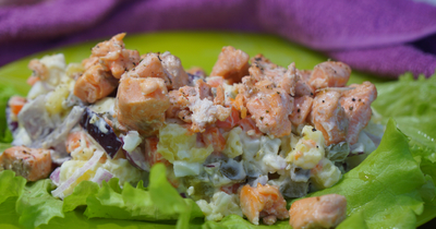 Необычный овощной салат с лососем